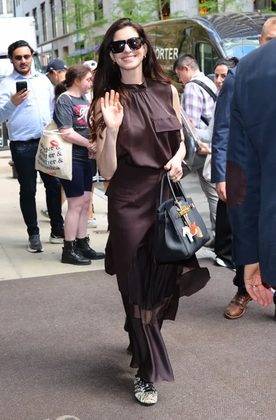 Váy đỏ cúp ngực giúp Anne Hathaway chiếm trọn mọi ánh nhìn tại buổi ra mắt phim