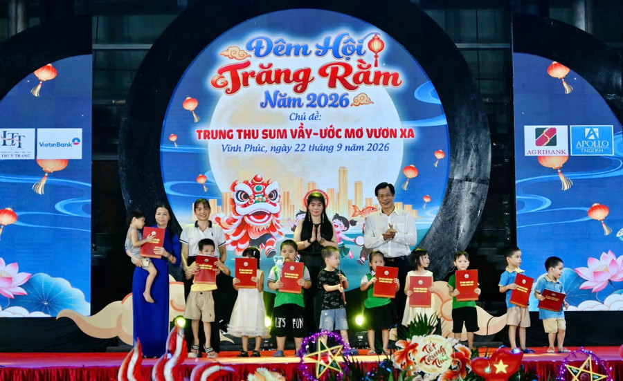 Lãnh đạo phường Vĩnh Phúc trao quà tới thiếu nhi r3.jpg
