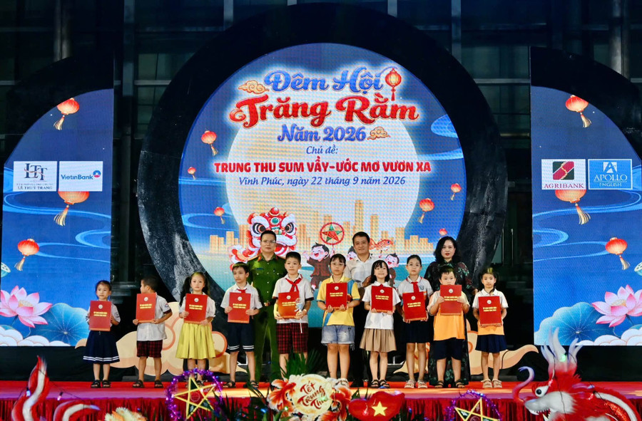 Những phần quà hết sức ý nghĩa được lãnh đạo phường Vĩnh Phúc cùng nhà tài trợ trao tặng thiếu nhi. r4.jpg