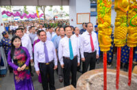 Các đại biểu viếng, dâng hương tại Đình thần Nguyễn Trung Trực.
