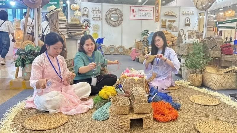 Khu vực trình diễn nghề truyền thống. 829035210-1605728691247004-9066728381441441319-n.jpg