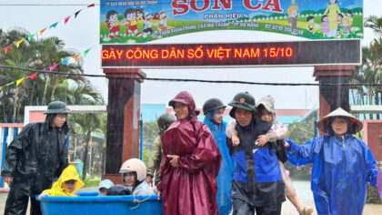 Bộ đội hỗ trợ đưa trẻ mầm non ra khỏi khu vực ngập lụt. Ảnh: Sông Hàn