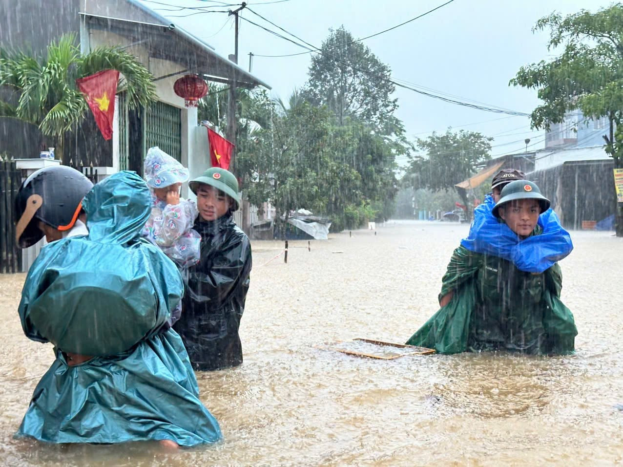 Hỗ trợ đưa trẻ ra vị trí an toàn. Ảnh: Sông Hàn 840975917-2272739093514798-6616382359741284504-n.jpg