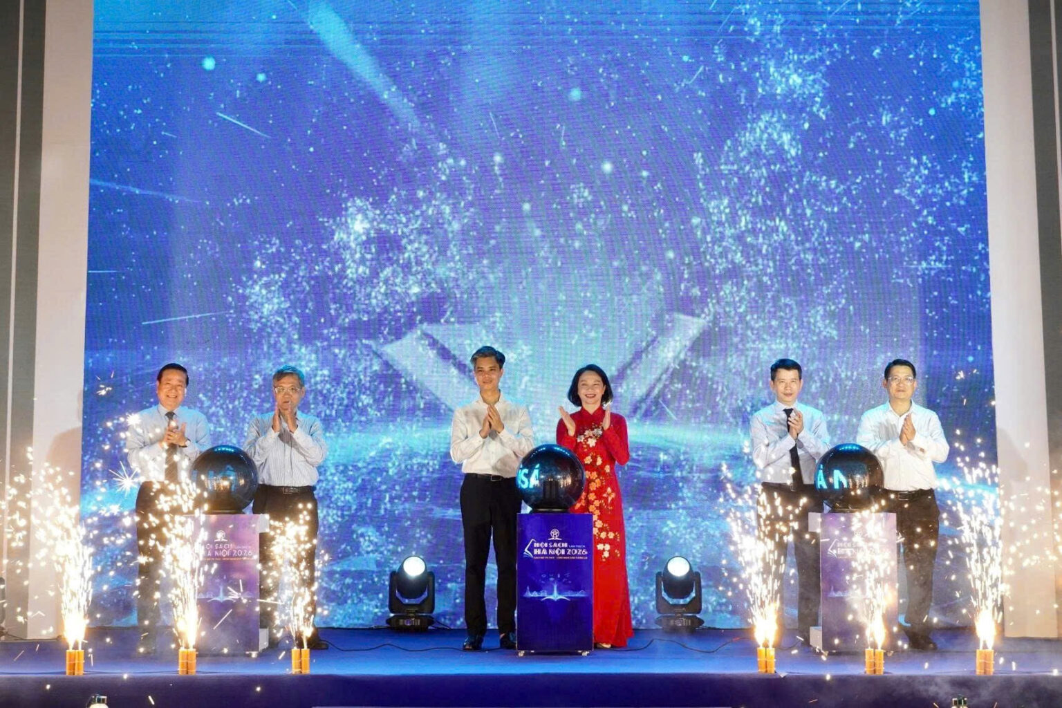 Các đại biểu thực hiện nghi thức bấm nút khai mạc "Hội Sách Hà Nội lần thứ XI - năm 2026" a2.jpg