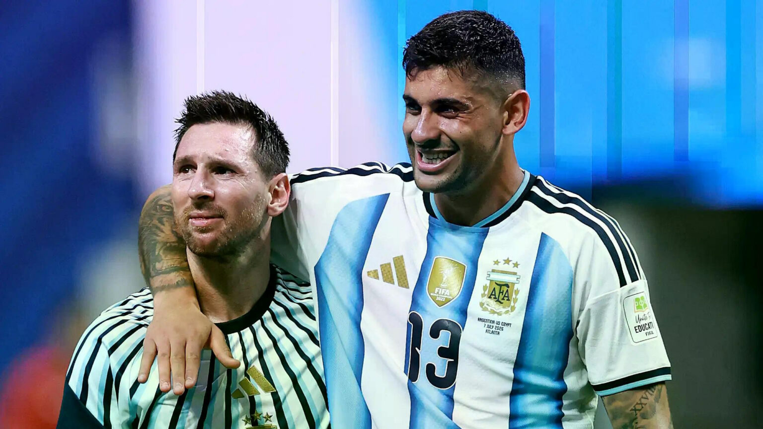 Trung vệ Cristian Romero (bên phải) được đàn anh Lionel Messi chọn làm người kế nhiệm đeo băng thủ quân tuyển Argentina. Ảnh: Getty. getty-2285637856.jpg