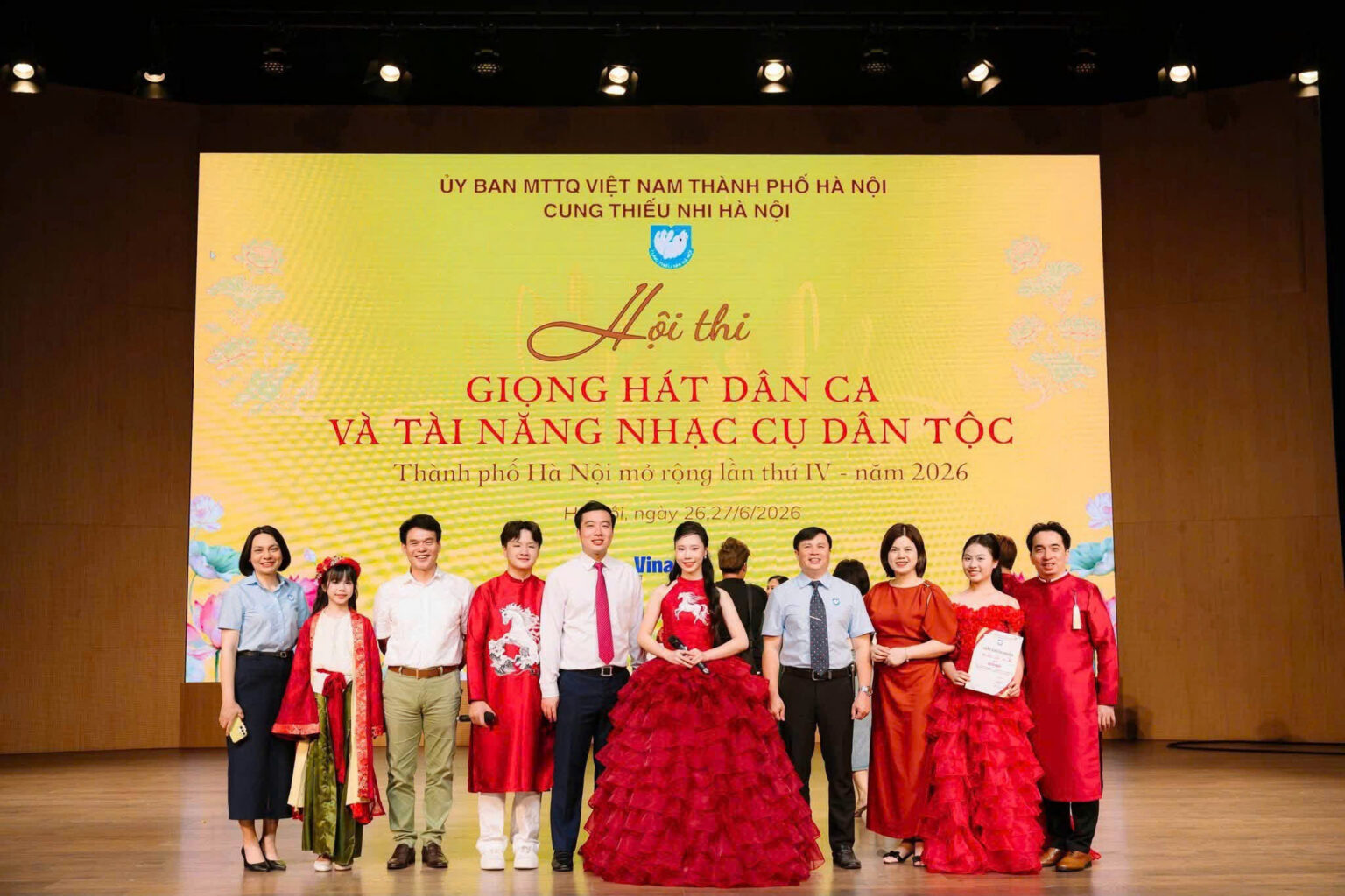 Hoàng Trung Hải (thứ 4 từ trái qua) tích cực tham gia làm MC của nhiều chương trình dành cho thiếu nhi được tổ chức tại Hà Nội. hai-3.jpg