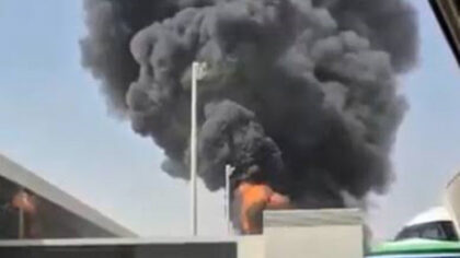 Khói đen bốc cao sau cuộc tấn công của Houthi nhằm vào sân bay quốc tế King Khalid ở Riyadh, Saudi Arabia, ngày 10/10/2026.