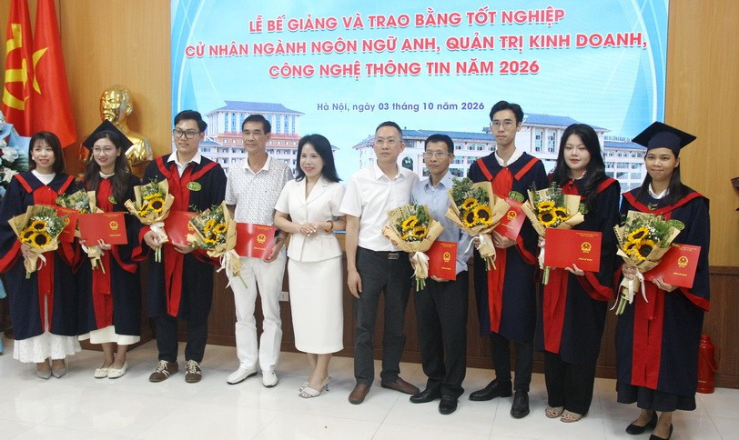 Lãnh đạo Khoa Đào tạo tại chức trao bằng tốt nghiệp và tặng hoa chúc mừng tân cử nhân.