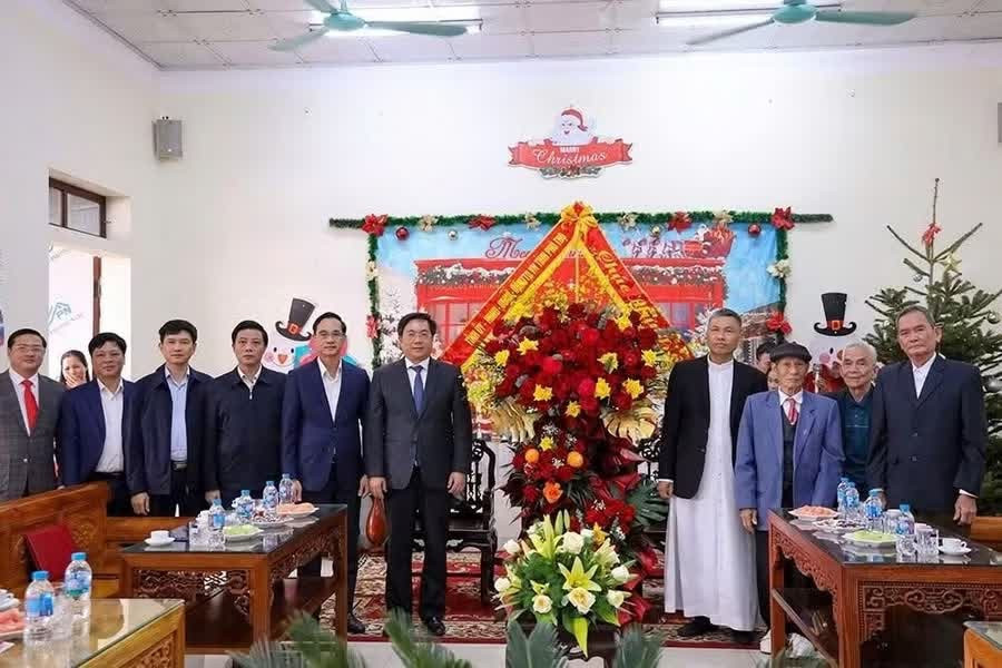 Lãnh đạo tỉnh Phú Thọ thăm, chúc mừng các giáo xứ, giáo dân dịp lễ Giáng sinh năm 2025.