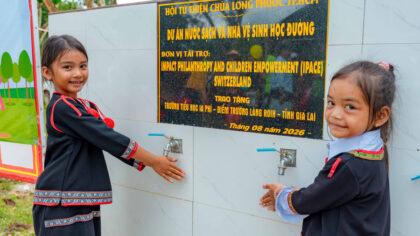 Học sinh làng Roih vui mừng vì có nguồn nước sạch sử dụng.