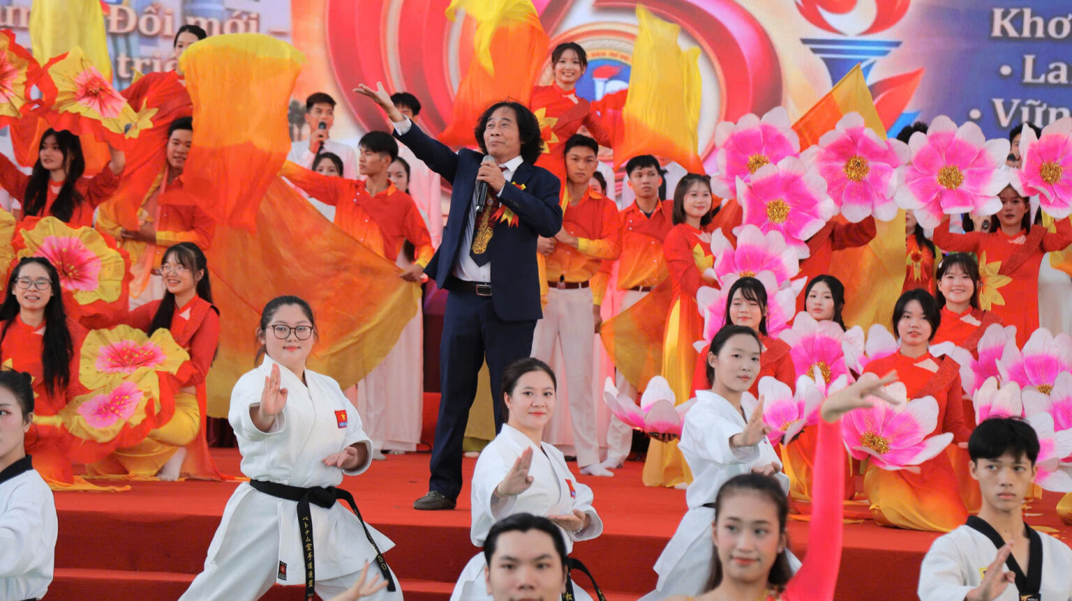 Văn nghệ chào mừng. suphamtheducthethao.jpg