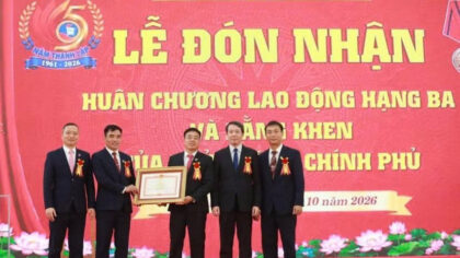 Thứ trưởng Bộ GD&ĐT Phạm Quang Hưng trao Bằng khen của Thủ tướng Chính phủ cho tập thể Trường Đại học Sư phạm Thể dục thể thao Hà Nội.