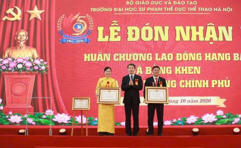 Thứ trưởng Bộ GD&ĐT Phạm Quang Hưng trao Huân chương Lao động hạng Ba cho hai cá nhân. suphamtheducthethaojpg2.jpg