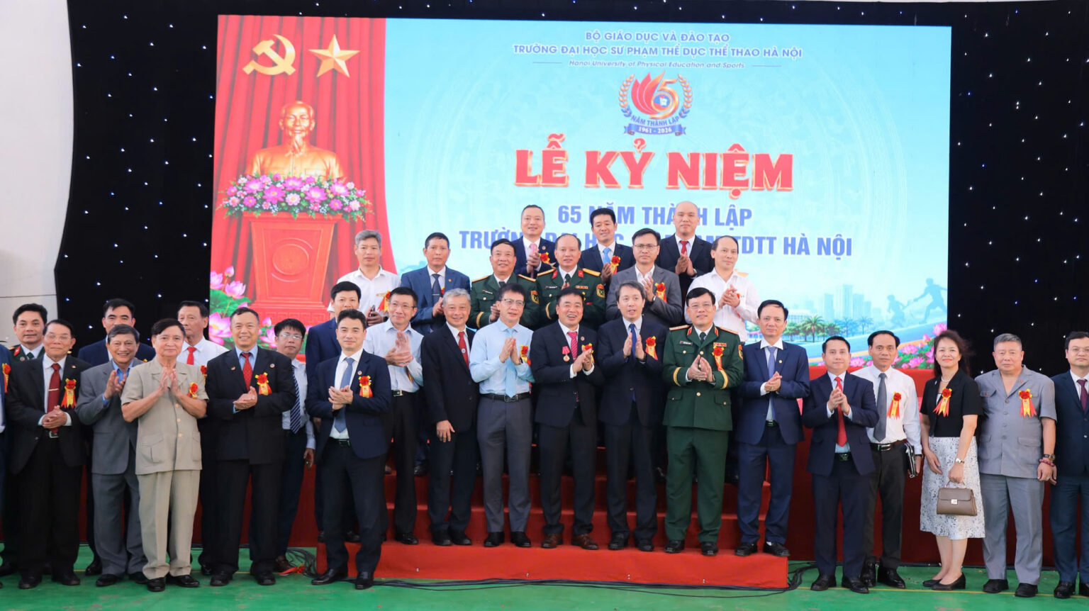 Thứ trưởng Bộ GD&ĐT Phạm Quang Hưng chụp ảnh lưu niệm cùng tập thể cán bộ, viên chức Trường Đại học Sư phạm Thể dục thể thao Hà Nội. suphamtheducthethaojpg5.jpg