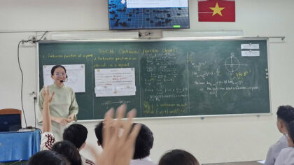 Giáo viên Trường THPT Chuyên Lê Quý Đôn duy trì dạy một số môn học bằng tiếng Anh.