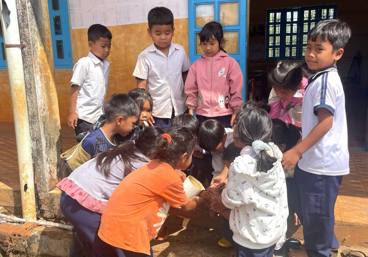 Trước đây, thiếu nước nên giáo viên và học sinh phải chắt chiu sử dụng. z8347745723236-411713f6acf905324eec8548b0a0a62f.jpg